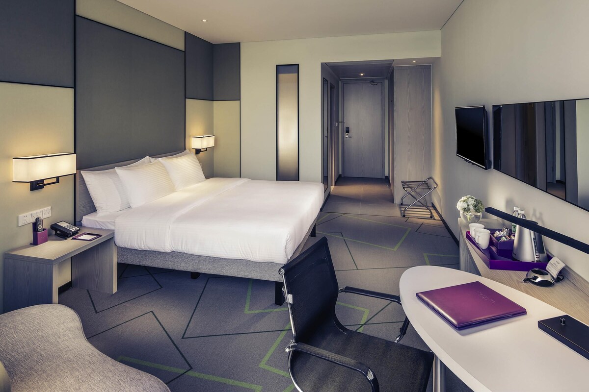 Standard Room, 1 King Bed | Premium bedding, in-room safe, desk, free cots/infant beds
