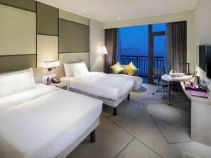 A hotel room with two beds, a desk, a chair, a TV, and a balcony with a view. - Mercure Hefei Sunac (Hefei)