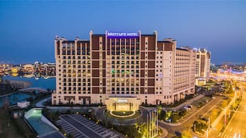 Premium bedding, in-room safe, desk, free cribs/infant beds