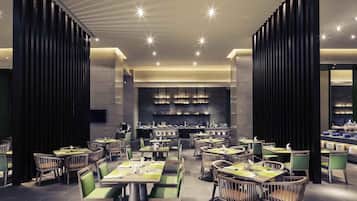 Serviço de almoço, culinária internacional, vistas para o jardim