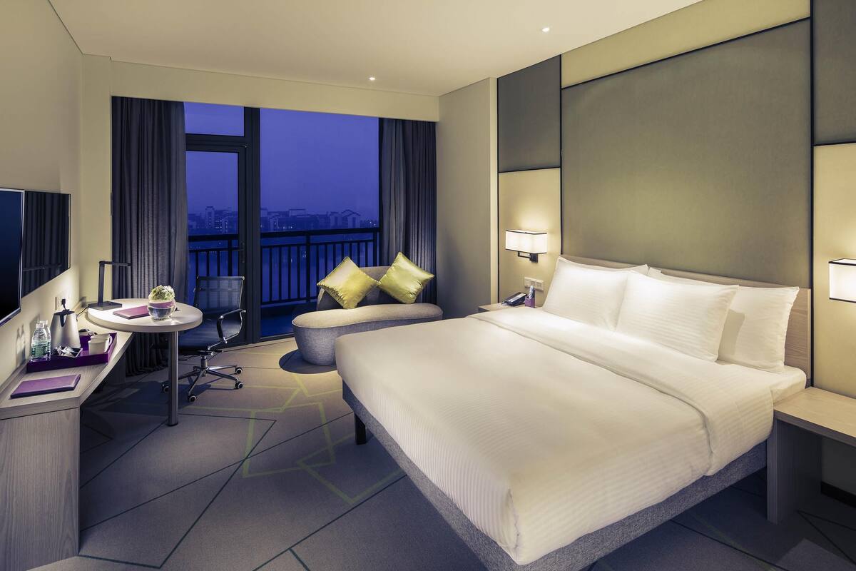 高级房, 1 张特大床, 湖景 | 高档床上用品、客房内保险箱、办公桌、免费婴儿床