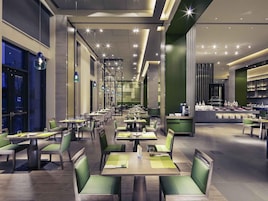 Se sirven almuerzos y cenas; cocina internacional; con vista al jardín