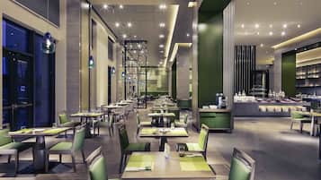 Lunch och middag serveras, med utsikt mot trädgården