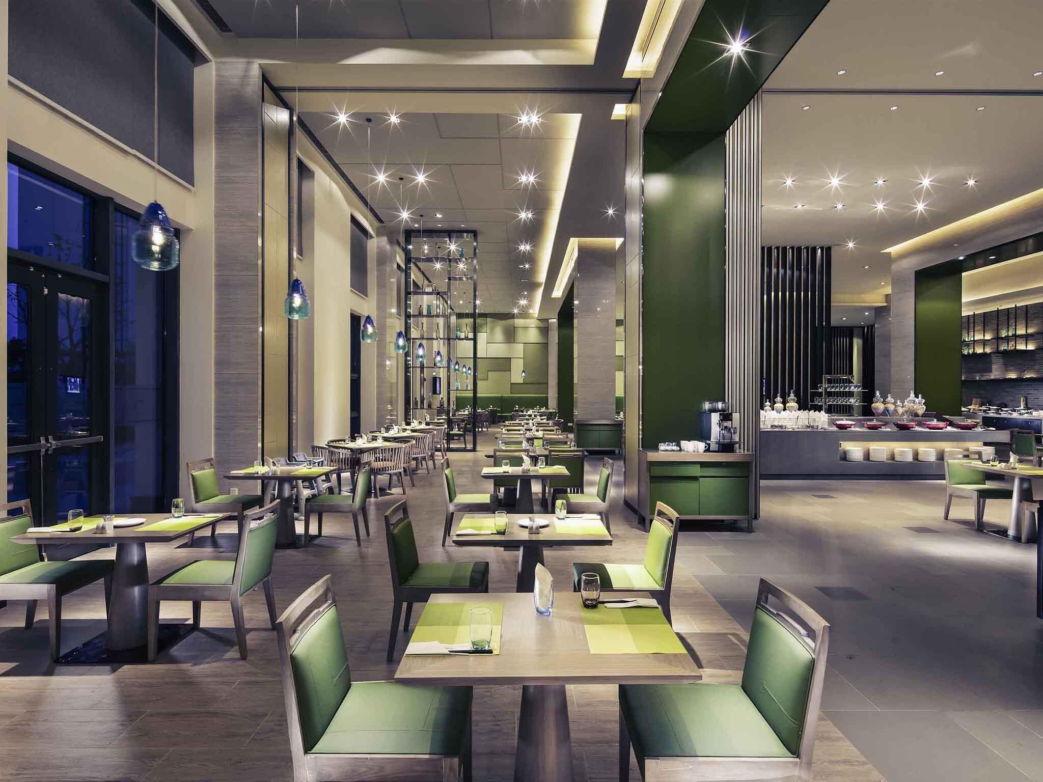 Déjeuner et dîner servis sur place, vue sur le jardin 