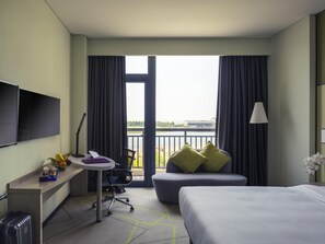 Ropa de cama de alta calidad y caja de seguridad en la habitación 