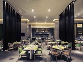 Se sirven almuerzos y cocina internacional (con vistas al jardín) 