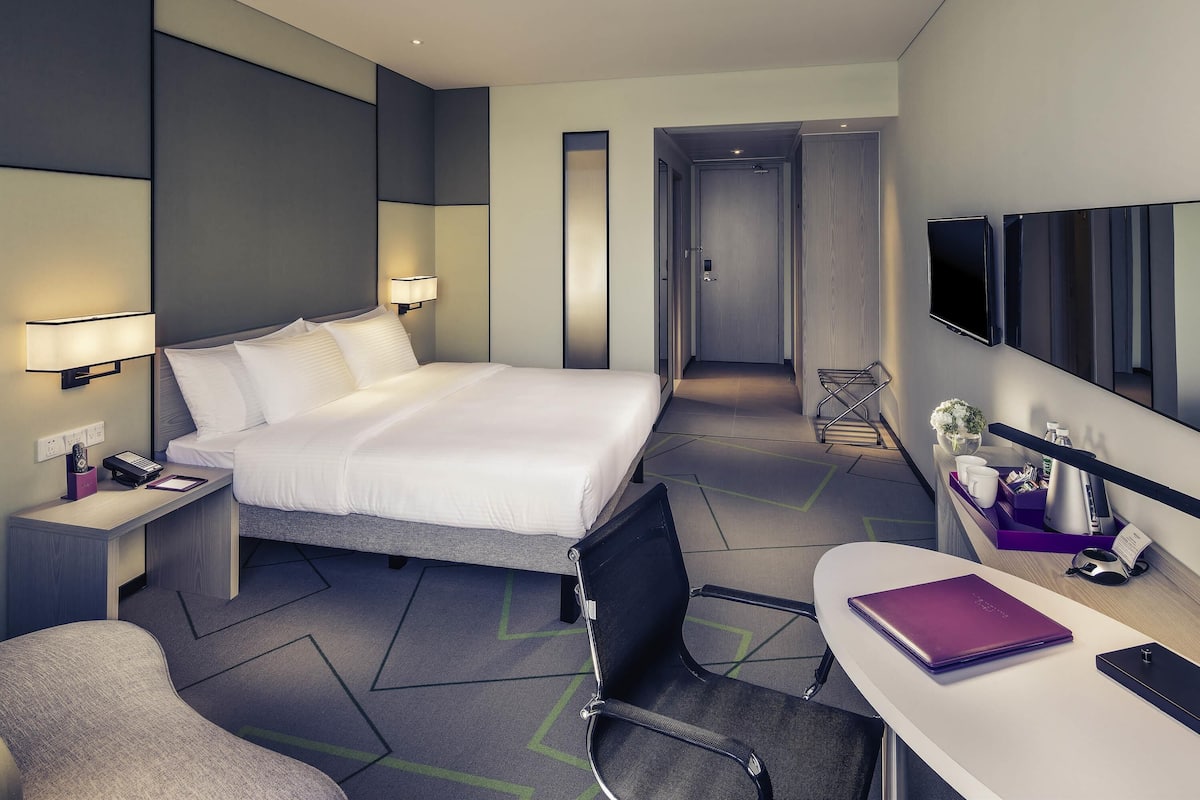 Standard Room, 1 King Bed | Premium bedding, in-room safe, desk, free cribs/infant beds