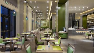 Lunch och middag serveras, med utsikt mot trädgården