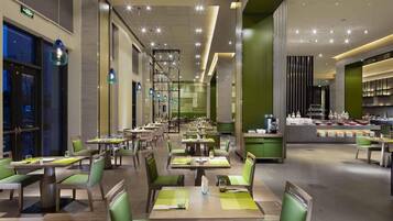 Melayani makan siang dan makan malam dengan pemandangan taman