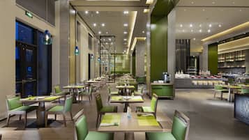 حيث تُقدم وجبات الغداء، العشاء، الأطباق العالمية، إطلالات على الحديقة