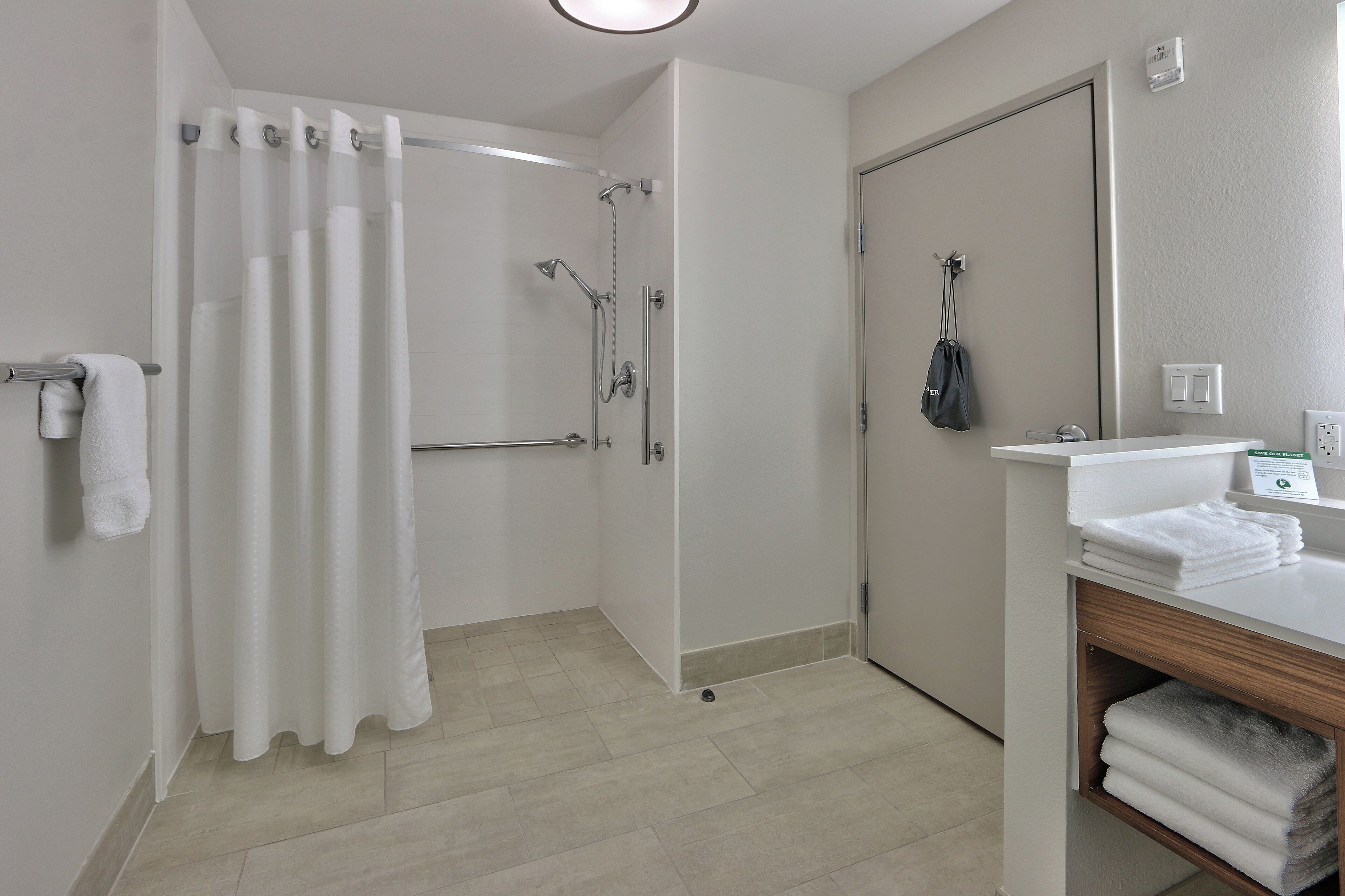 Suíte, 1 cama King, acessível (Roll-In Shower) | Banheiro | Chuveiro/banheira combinados, produtos de toalete grátis