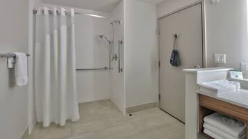 Suíte, 1 cama King, acessível (Roll-In Shower) | Banheiro | Chuveiro/banheira combinados, produtos de toalete grátis