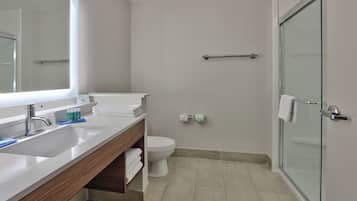 Combined shower/tub, free toiletries, hair dryer, towels