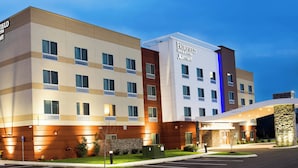 Ein Hotel Fairfield Inn & Suites by Marriott mit modernem Design, mehreren Etagen und einem gut beleuchteten Eingang.
