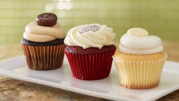 Three cupcakes on a white plate.