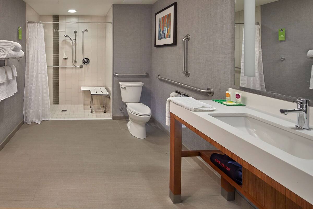 room, accessible | bathroom | free toiletries, hair dryer, bathrobes, towels