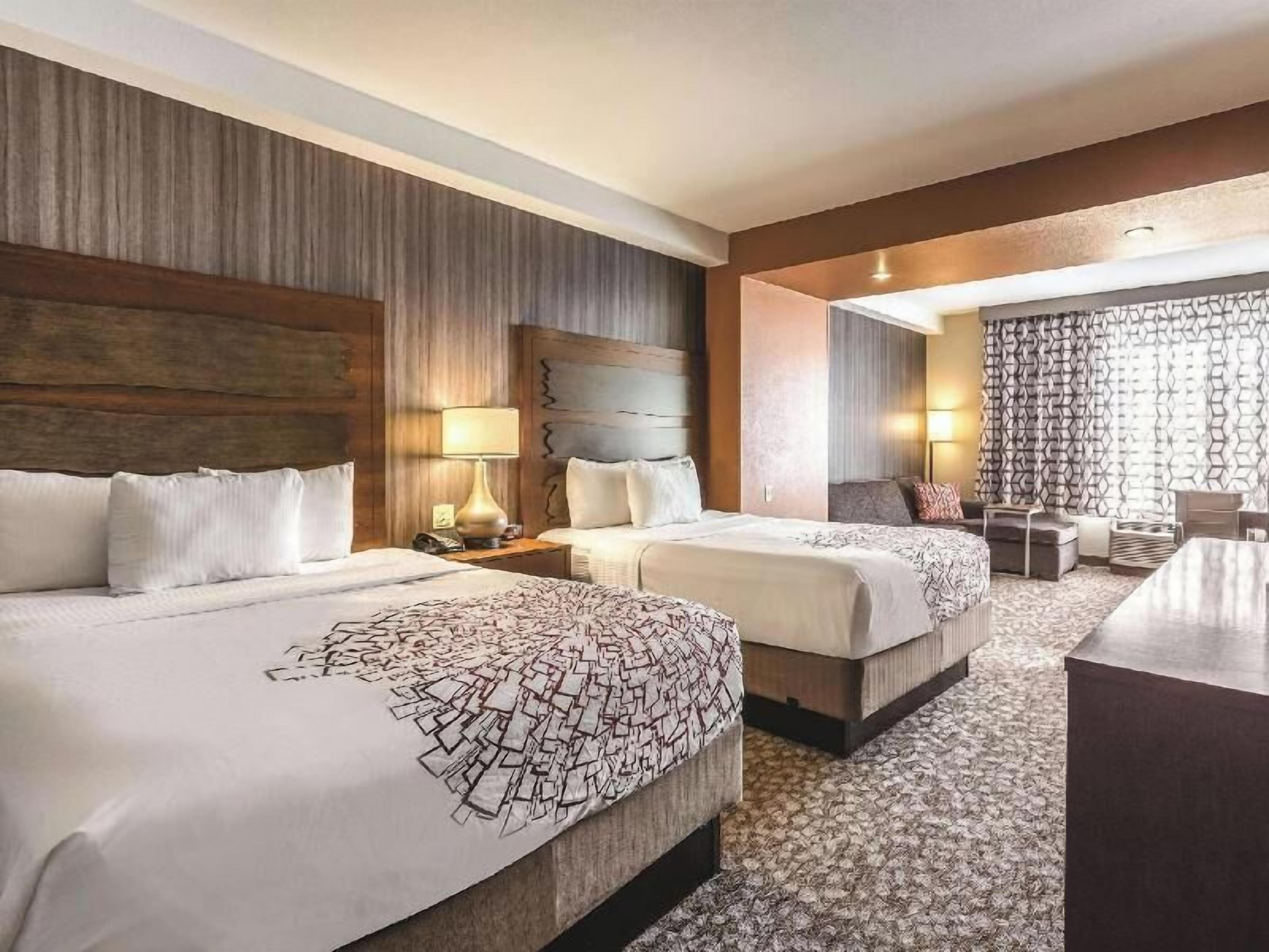 أغطية فراش متميزة وأسرّة بطبقة علوية مريحة ومكتب ومكواة/لوح كي