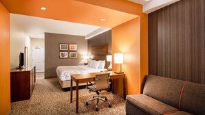 A hotel room with a bed, desk, chair, and sofa. - La Quinta Inn & Suites by Wyndham Durango (Durango)