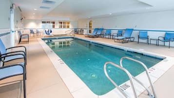 Inomhuspool med öppettider 07.00 till 22.00, och solstolar