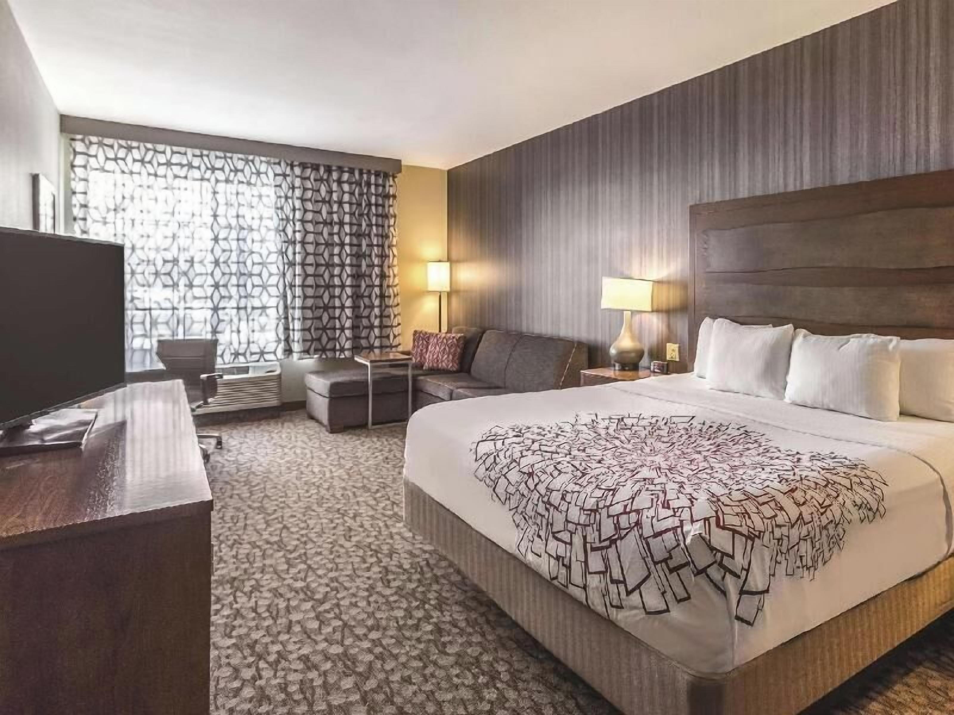 أغطية فراش متميزة وأسرّة بطبقة علوية مريحة ومكتب ومكواة/لوح كي