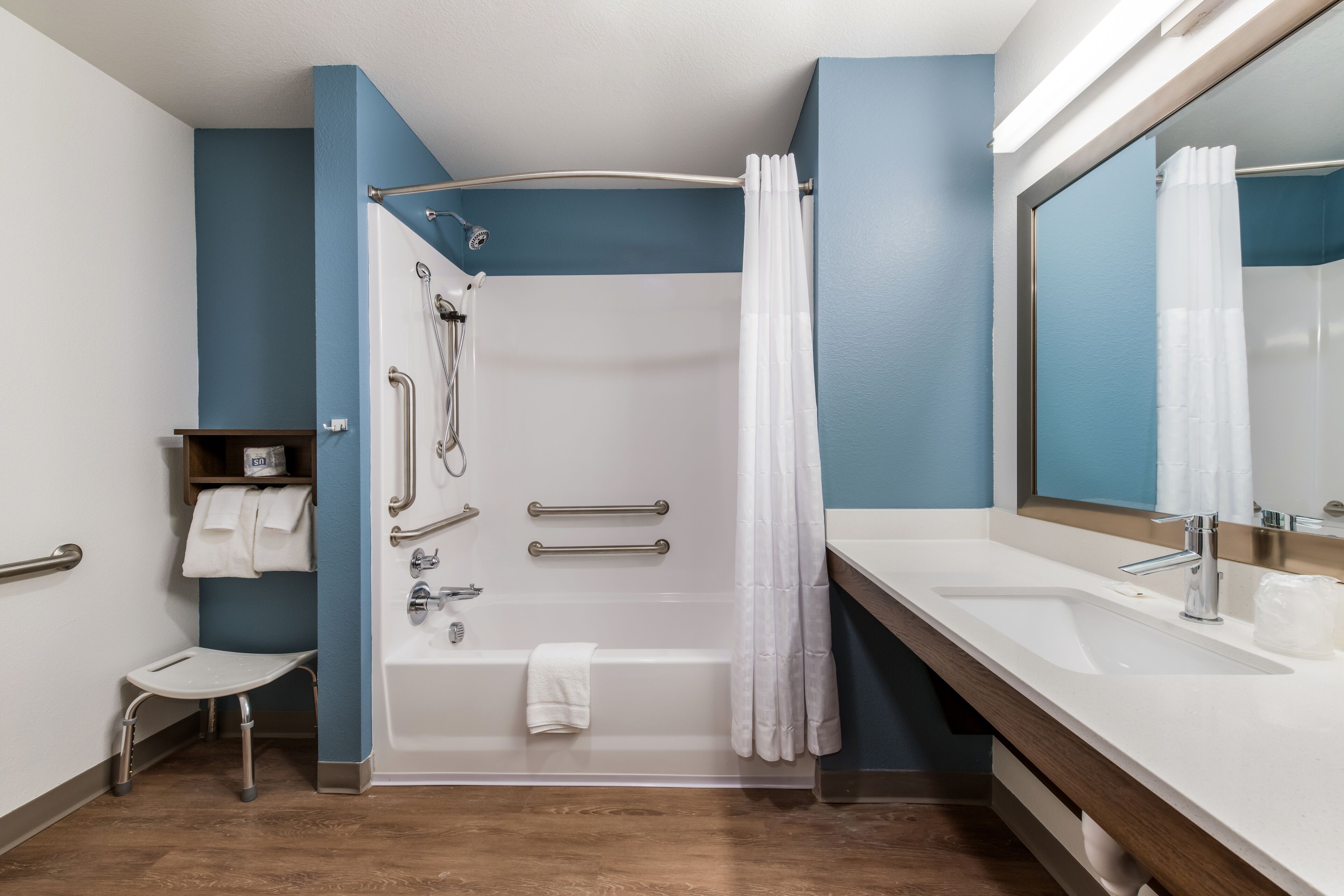 Kamer, 1 queensize bed, toegankelijk voor mindervaliden, niet-roken (Bathtub) | Badkamer | Een bad/douchecombinatie, een haardroger, handdoeken