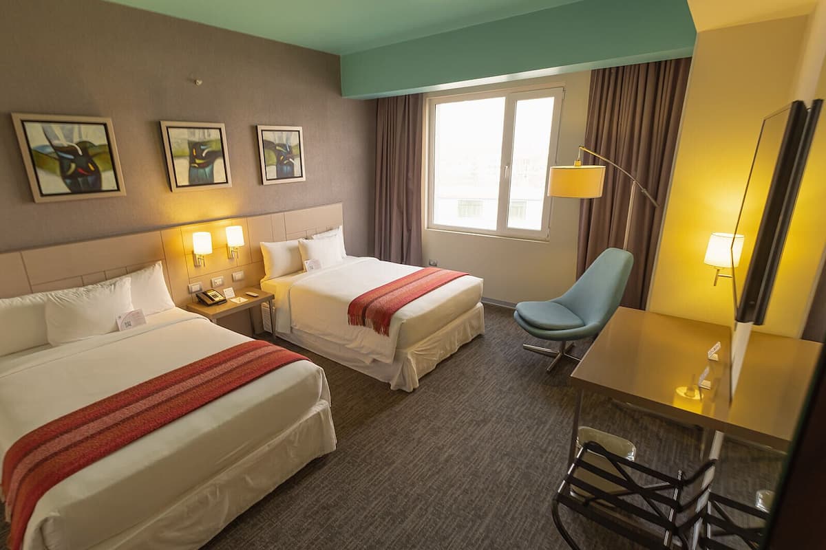 twin room | 1 bedroom, minibar, in-room safe, desk