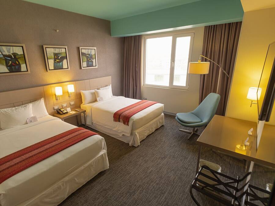 Twin Room | Minibar, in-room safe, desk, laptop workspace