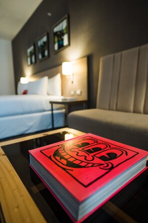 Minibar, caixa forta a l'habitació i escriptori 