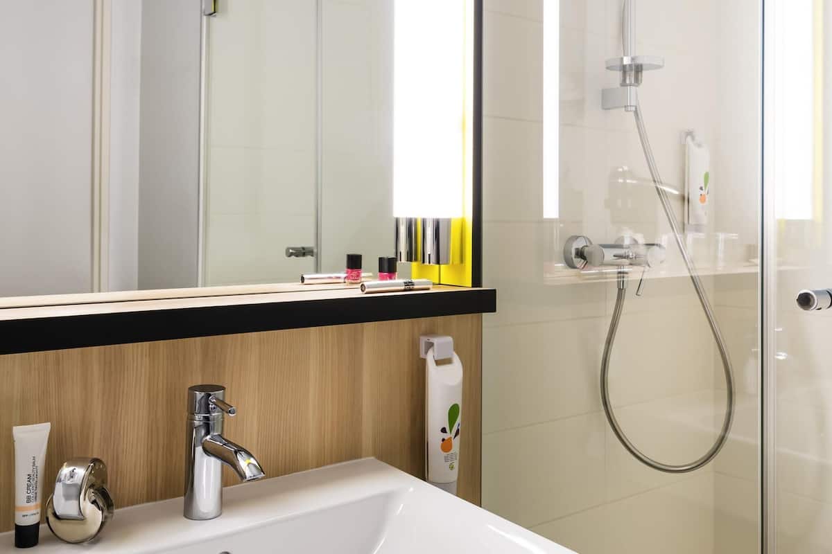 premium bedding, desk, soundproofing, free cots/infant beds