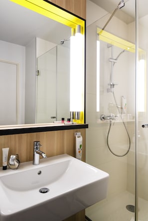 Habitació estàndard, 1 llit doble | Bany | Dutxa i articles de tocador respectuosos amb el medi ambient