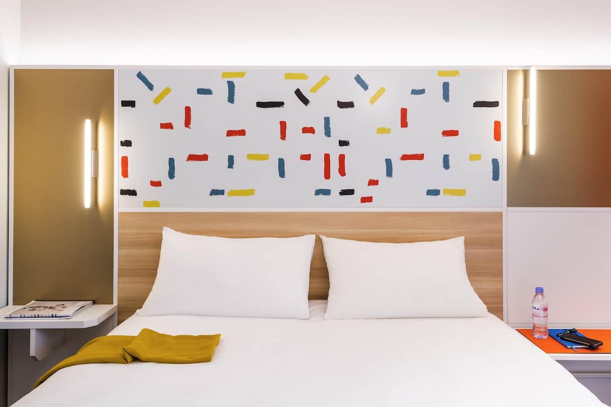 Roupas de cama premium, escrivaninha, quartos à prova de som