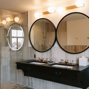 Shower, free toiletries, hair dryer, bathrobes - The LINE Hotel DC (Washington)