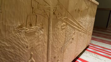 Un mueble de madera con tallas intrincadas y un tirador.