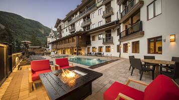 Ulkouima-allas, aurinkotuoleja