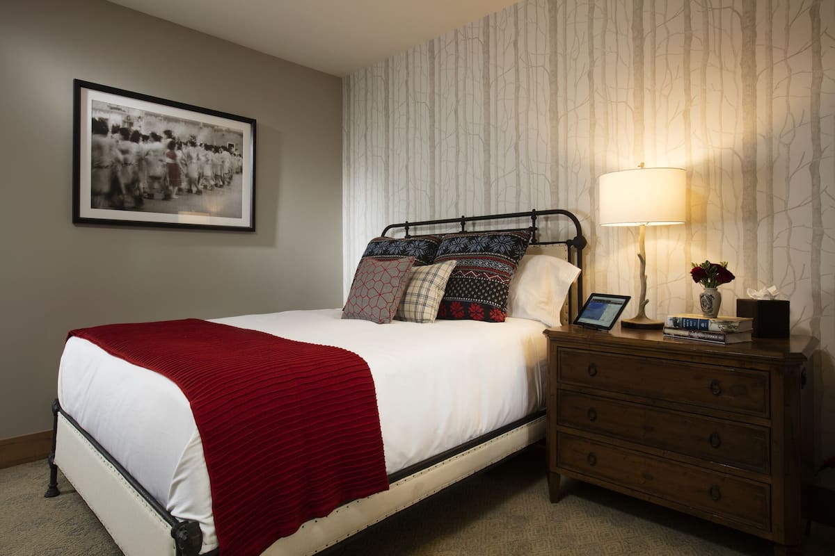 Premium bedding, in-room safe, desk, free WiFi