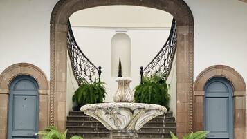 Televisión de pantalla plana de 40 pulgadas con canales por cable