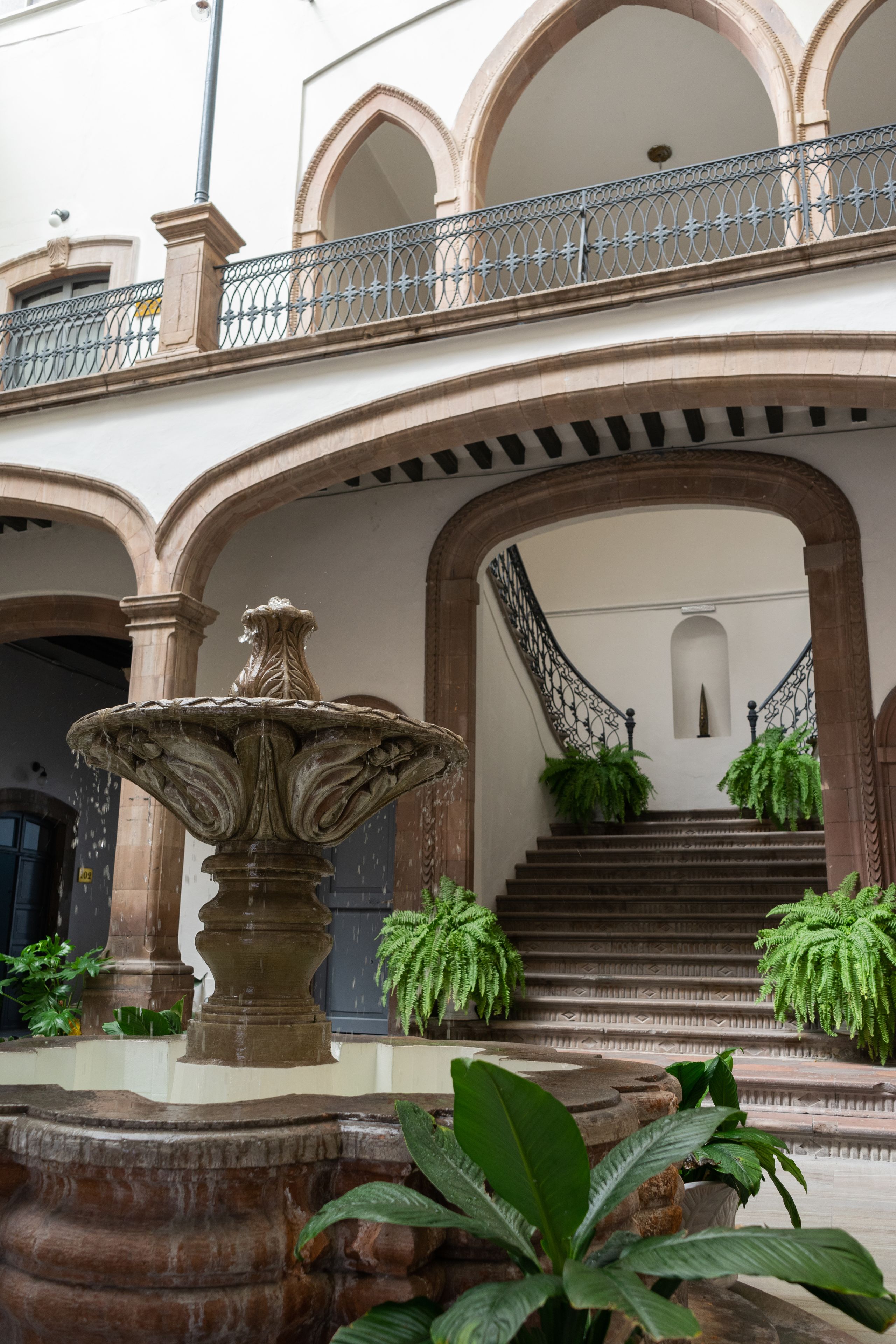 Televisión de pantalla plana de 40 pulgadas con canales por cable 