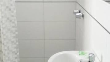 Quarto quádruplo standard | Banheiro | Chuveiro