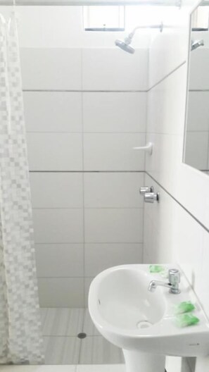 Standard Quadruple Room | Bathroom | Shower