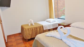 Family Room | Iron/ironing board, free WiFi