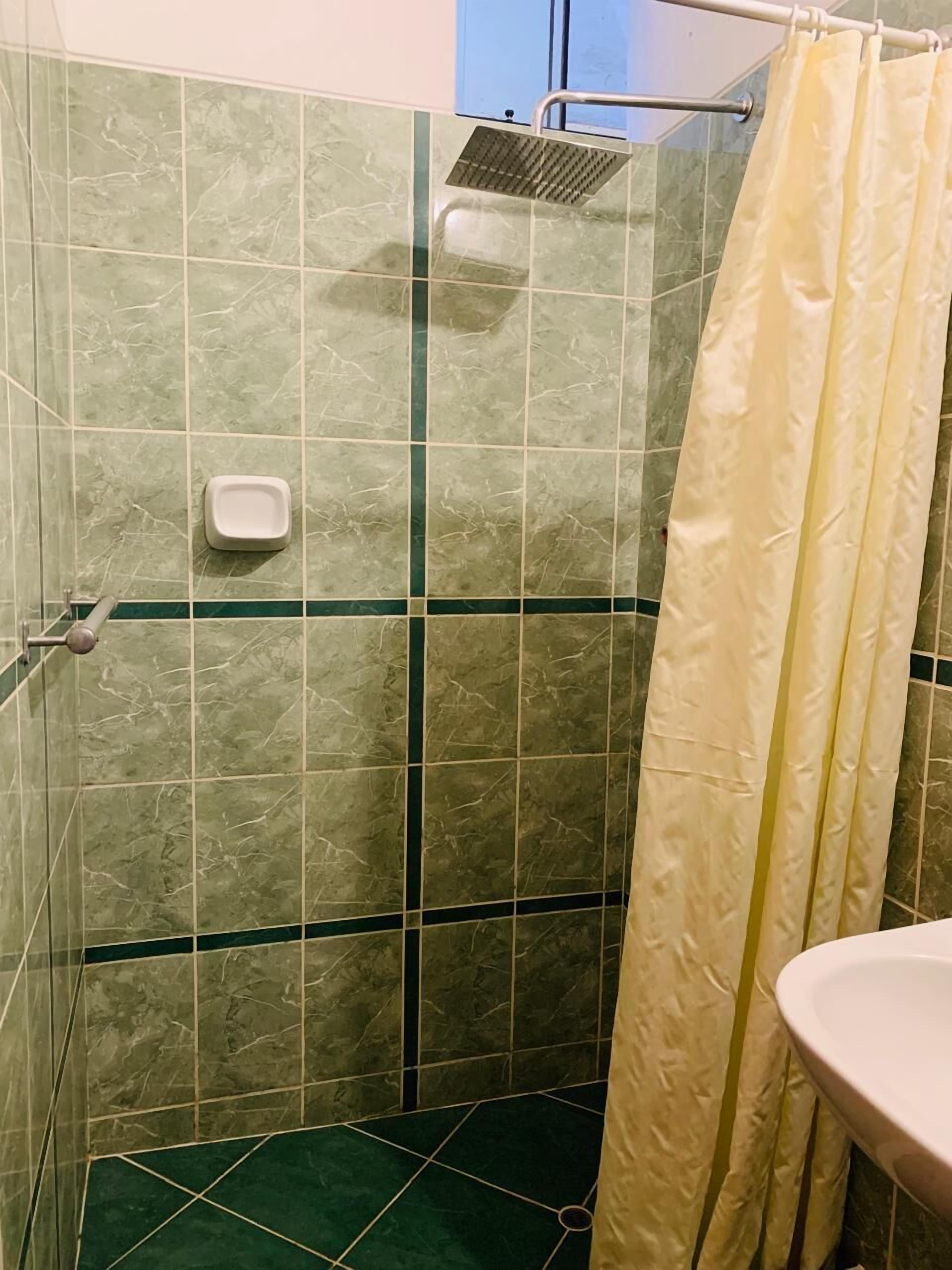 Kamar Triple | Kamar mandi | Shower