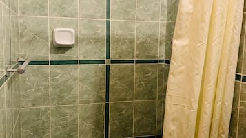 Kamar Triple | Kamar mandi | Shower