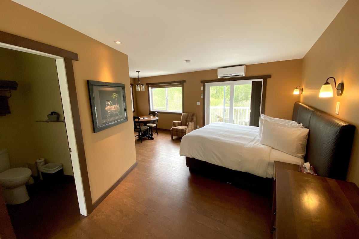 Deluxe Double Room, 1 King Bed, Private Bathroom | Premium bedding, minibar, soundproofing, free WiFi