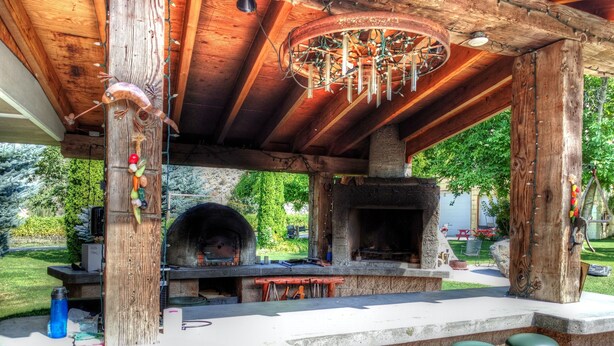 Coffee/tea maker, full-size fridge, microwave, oven - Similkameen Wild Resort & Winery (Keremeos)