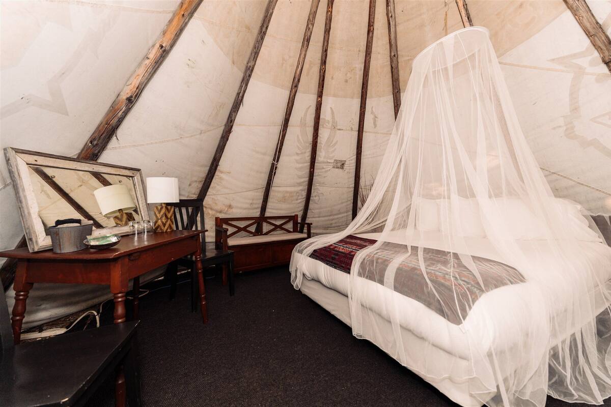 Basic Tent, 1 Queen Bed, Shared Bathroom | Premium bedding, minibar, soundproofing, WiFi (free)