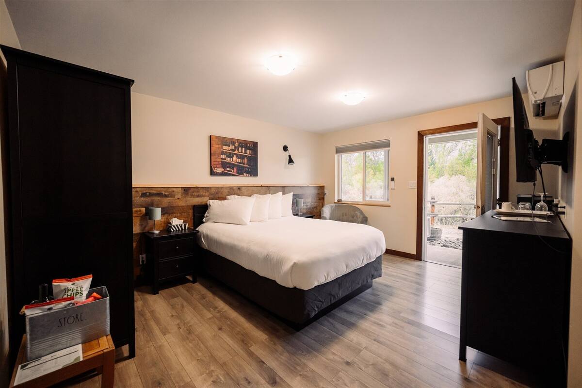 Deluxe Double Room, 1 Queen Bed, Private Bathroom | Premium bedding, minibar, soundproofing, WiFi (free)