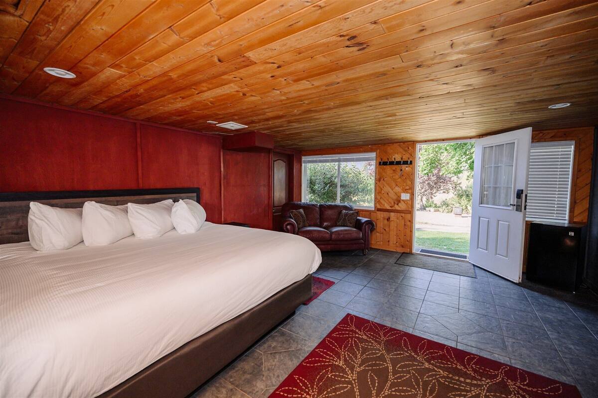 Premium bedding, minibar, soundproofing, free WiFi