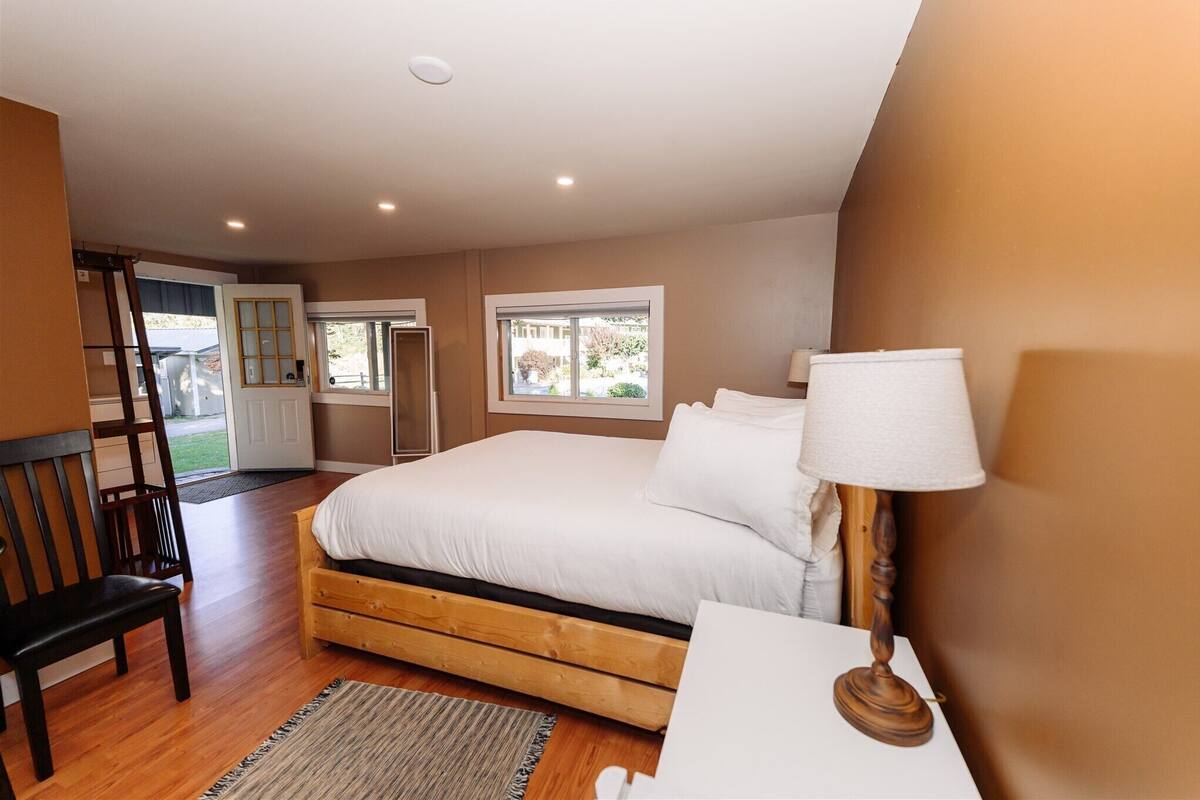 Premium bedding, minibar, soundproofing, WiFi (free)