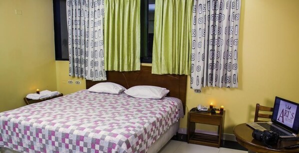 Doppelzimmer | Minibar, Schreibtisch, Bügeleisen/Bügelbrett, Babybetten