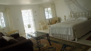 Traditional Studio, 1 King Bed with Sofa bed, Ocean View | Bed sheets - Take My Breath Away Studio (Lucea)